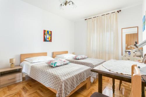 Apartments with parking space Trogir - 9209