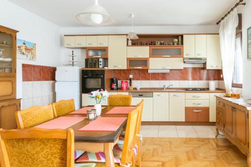 Apartments with parking space Trogir - 9209