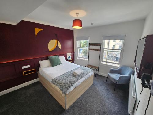 Postel nebo postele na pokoji v ubytování Mary Mullen's Rooms Eyre Square.