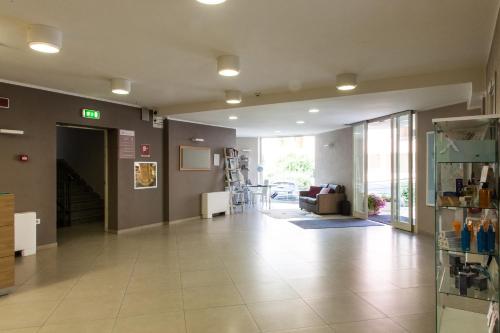a lobby of a hospital with a waiting room at Alma di Alghero Hotel in Alghero