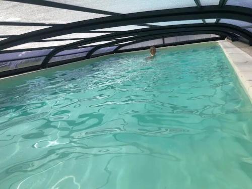 une personne se baignant dans une piscine dans l'établissement Kinsman sur Moment-Ardèche-com, aux Vans