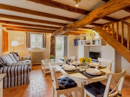 une cuisine et un salon avec une table et des chaises dans l'établissement Charmante maison au cœur du Vignoble Nantais avec wifi - FR-1-306-804, à Le Landreau