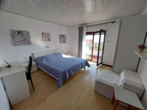 Apartments and rooms with parking space Banjol, Rab - 23468