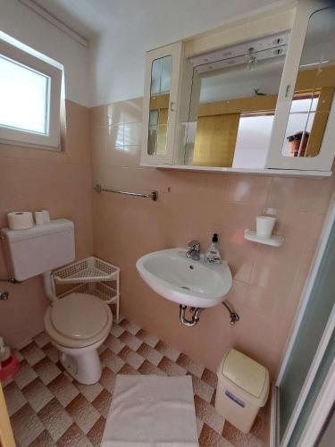 Apartments and rooms with parking space Banjol, Rab - 23468