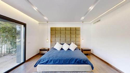 Katil atau katil-katil dalam bilik di Villa S- Luxurious 8 masterbedrooms villa on 3000m2, close to all amenities, Golf and heart of Souissi