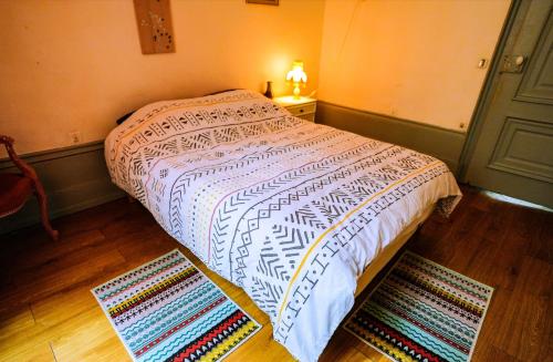 - une chambre avec un lit et deux tapis au sol dans l'établissement Le St Amour Élégant 2 chambres *Wifi/Super Centre*, à Besançon