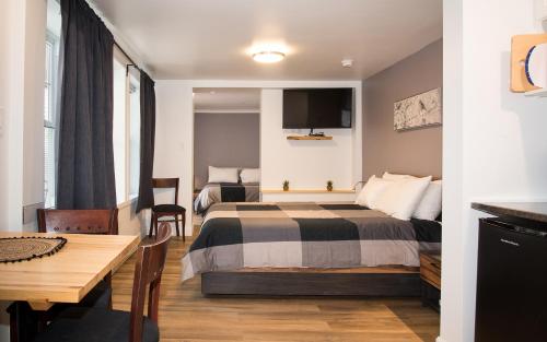 Postel nebo postele na pokoji v ubytování La Galouine Auberge