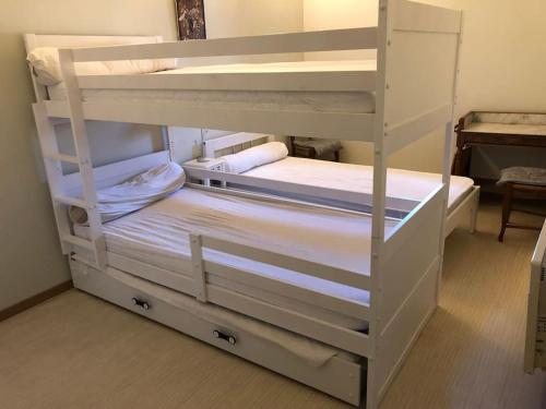 LablachèreにあるHamlet sur Moment-Ardeche-comの部屋に二段ベッドがいくつかある