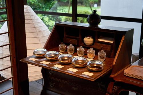 Příslušenství pro přípravu čaje a kávy v ubytování Ryokan Onomichi Nishiyama