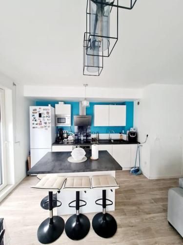 une cuisine avec une table et des chaises dans l'établissement Superbe appartement au pied du RER A et l'Arena, à Nanterre