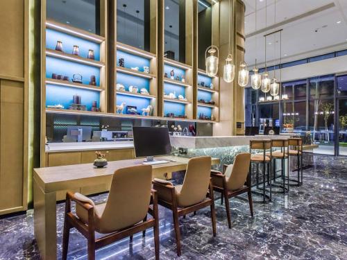un restaurante con una fila de mesas y sillas en Mehood Lestie, Nanning Jiangnan Jinyang Road, en Nanning
