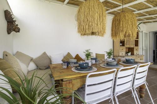 a dining room with a table and a couch at Casa Jardin Competa in Cómpeta