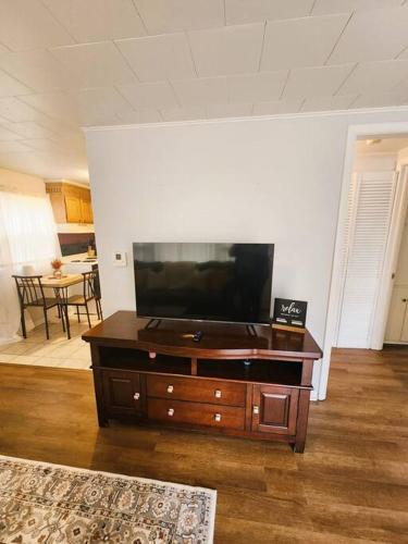 TV a/nebo společenská místnost v ubytování Rose - The Hamilton Suites