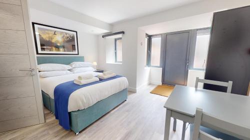 a bedroom with a bed and a desk in it at Bicester Court in Bicester