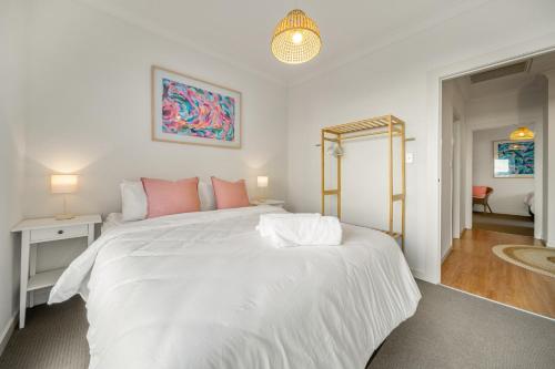 The Nest at Norwood - 3BR Family Homeにあるベッド