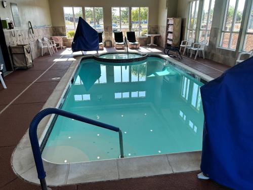 Бассейн в Comfort Inn & Suites Creswell или поблизости