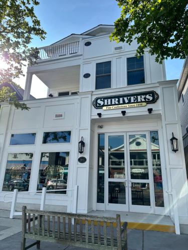 Galeriebild der Unterkunft Heart of Ocean City - WALK to shops, restaurants, boardwalk and beach! in Ocean City