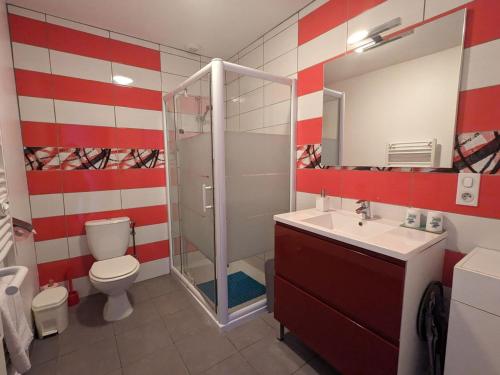 a bathroom with a shower and a toilet and a sink at Spacieuse Chambre avec Salle d'Eau Privée à Louer dans Maison d'Hôtes Contemporaine - FR-1-591-606 in Neuvy-Saint-Sépulchre