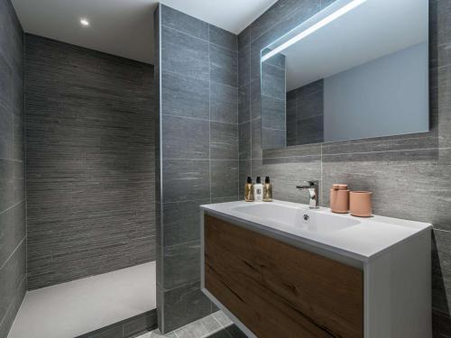 un bagno con lavandino e specchio di Appartement chaleureux 4 pers, Courchevel Centre, à 2 pas des pistes, parking, SPA inclus - FR-1-631-204 a Courchevel