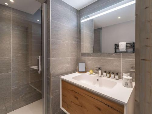 Bilik mandi di Appartement 8 pers, centre Courchevel, accès pistes, SPA, idéal familles - FR-1-631-203