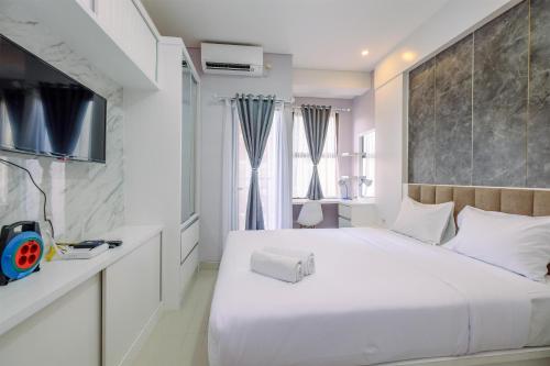 Ένα ή περισσότερα κρεβάτια σε δωμάτιο στο Best Deal and Comfortable Studio at Transpark Cibubur Apartment near Mall By Travelio