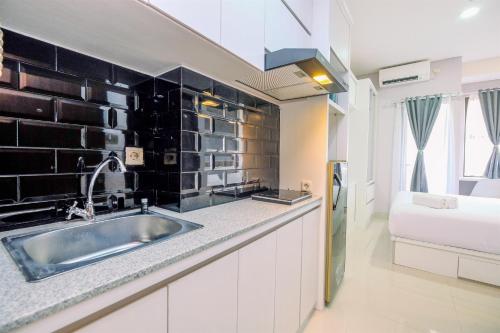 Η κουζίνα ή μικρή κουζίνα στο Best Deal and Comfortable Studio at Transpark Cibubur Apartment near Mall By Travelio