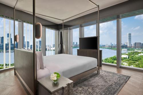 Postel nebo postele na pokoji v ubytování Kimpton Qiantan Shanghai by IHG