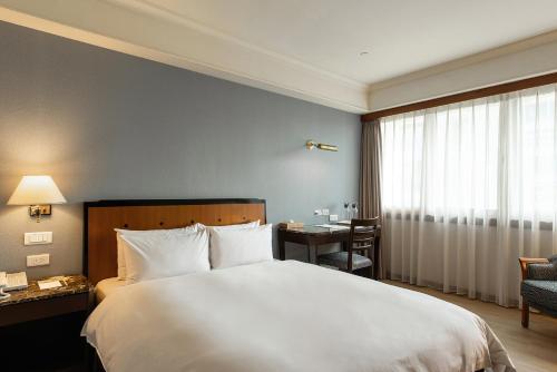Postel nebo postele na pokoji v ubytování Hotel National