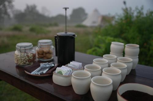 Příslušenství pro přípravu čaje a kávy v ubytování Burhan Wilderness Camps