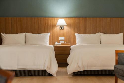 Postel nebo postele na pokoji v ubytování Hotel National