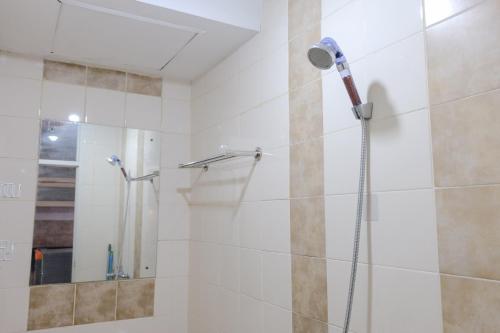 Bilik mandi di Homey 1BR Apartment at The Edge Bandung By Travelio