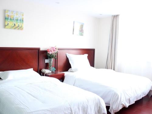Ένα ή περισσότερα κρεβάτια σε δωμάτιο στο GreenTree Inn Jiangsu Suzhou Kunshan Qiandeng Ancient Town Hotel