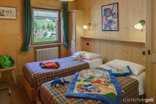 ein Schlafzimmer mit zwei Betten mit ausgestopften Tieren in der Unterkunft Art Apartments Casa Lapis in Livigno