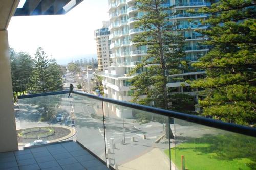 Μπαλκόνι ή βεράντα στο Glenelg BEACH & Park views -wifi parking