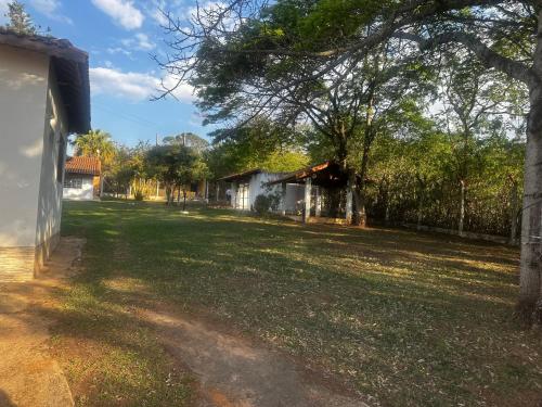a yard with a fence and a house at Chácara espetacular em Boituva in Boituva