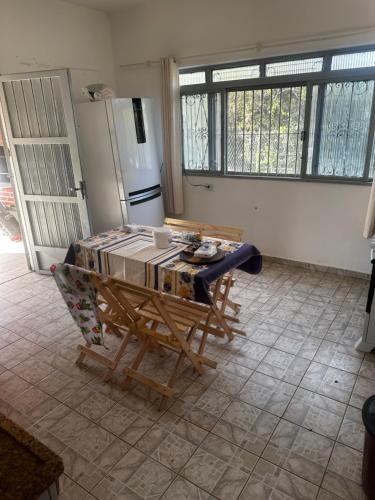 a kitchen with a table and chairs and a refrigerator at Chácara espetacular em Boituva in Boituva