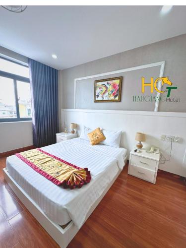 Katil atau katil-katil dalam bilik di Khách sạn Hậu Giang