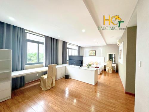 Televisyen dan/atau pusat hiburan di Khách sạn Hậu Giang