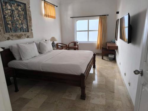 TV a/nebo společenská místnost v ubytování Sari Bunga Hotel Legian Kuta Bali