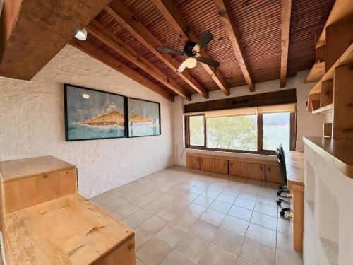 a large room with a ceiling fan and a table at Casa el mirador-Valle de Bravo in Colorines