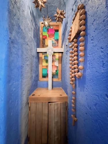 a cross on a wall with a wooden box at Casa el mirador-Valle de Bravo in Colorines