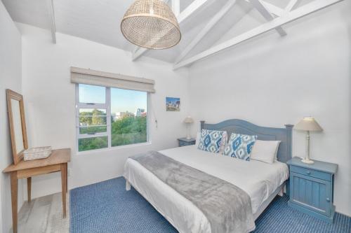 Un dormitorio con una cama grande y una ventana. en Stunning Seaviews - Arniston, en Arniston