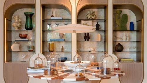 ein Raum mit einem Tisch mit Glasvasen darauf in der Unterkunft Jumeirah Residences Marsa Al Arab Dubai in Dubai