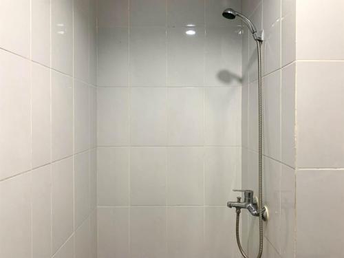 Ένα μπάνιο στο Relaxing Studio at Patraland Urbano Apartment By Travelio
