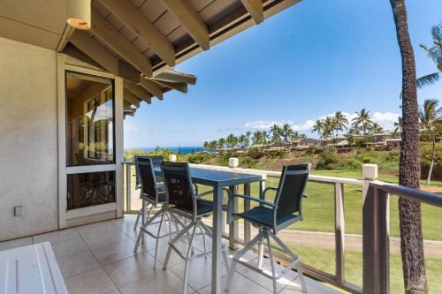 une table et des chaises sur un balcon avec vue sur l'océan dans l'établissement WAILEA GRAND CHAMPION, #90 condo, à Wailea