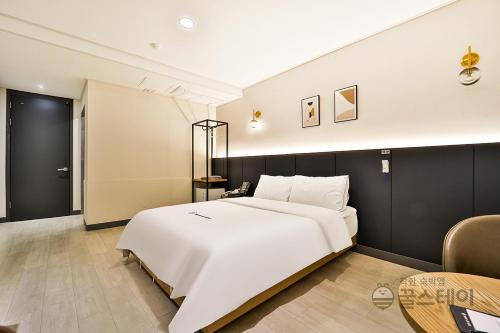 Postel nebo postele na pokoji v ubytování Brown Dot Hotel Guun