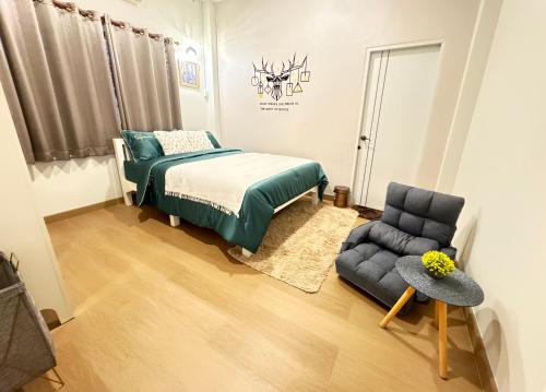 a bedroom with a bed and a chair at SwanBB in Hang Dong