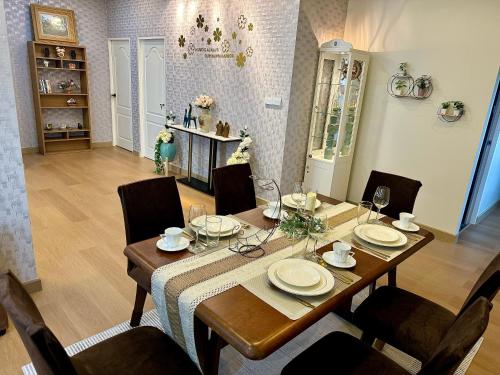 a dining room with a wooden table and chairs at SwanBB in Hang Dong