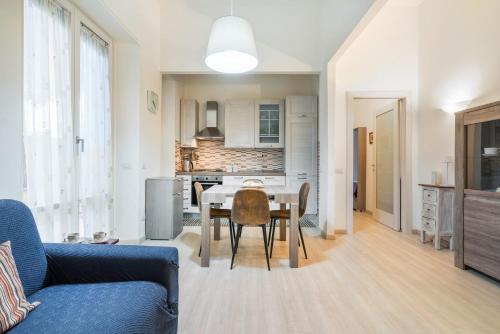 a kitchen and living room with a table and chairs at Appartamento incantevole con patio in Florence