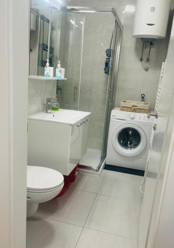 a bathroom with a toilet and a washing machine at Apartment VacationVibes Mostar in Mostar